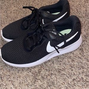 Black and white Nike shoes size 6.5